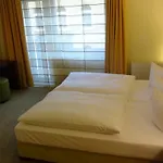 Hotell June Six
