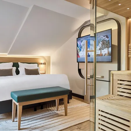 June Six Hotel 4*